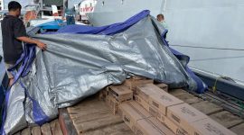 Petugas membongkar muatan untuk melakukan pemeriksaan terhadap barang bawaan KM Dolphin. FOTO: istimewa/kepriheadline.id