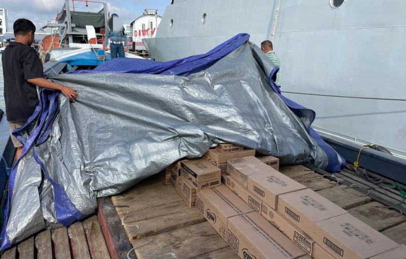 Petugas membongkar muatan untuk melakukan pemeriksaan terhadap barang bawaan KM Dolphin. FOTO: istimewa/kepriheadline.id