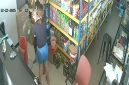 Video CCTv Toko menunjukkan aksi pelaku mengancam pemilik toko. 
