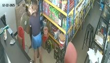 Video CCTv Toko menunjukkan aksi pelaku mengancam pemilik toko. 