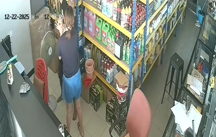Video CCTv Toko menunjukkan aksi pelaku mengancam pemilik toko. 
