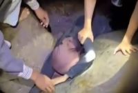 Tangkapan layar penampakan video viral seorang wanita ditemukan lemas di bebatuan kawasan Coastal Area.