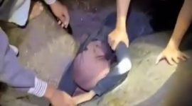Tangkapan layar penampakan video viral seorang wanita ditemukan lemas di bebatuan kawasan Coastal Area.