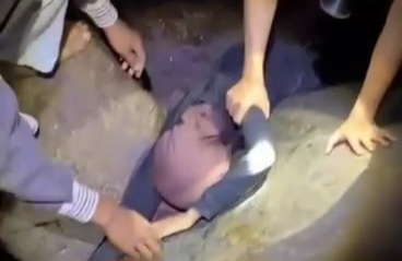 Tangkapan layar penampakan video viral seorang wanita ditemukan lemas di bebatuan kawasan Coastal Area.