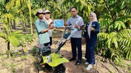 Perkuat Pertanian Lokal, PT TIMAH Serahkan Alat Olah Lahan kepada Kelompok Tani Kundur. FOTO: Corporate Communication PT Timah Tbk