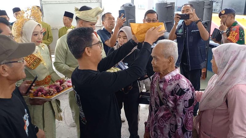 Bupati Karimun Iskandarsyah menyematkan tanjak kepada Wisatawan Mancanegara perdana ke Kabupaten Karimun. Foto: ricky/kepriheadline.id