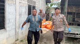 Petugas mengevakuasi jenazah ke ambulance. 