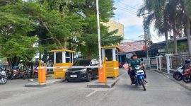 Masyarakat Keluar dari Pintu Keluar Parkir Progresif di Pelabuhan Karimun.