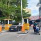 Masyarakat Keluar dari Pintu Keluar Parkir Progresif di Pelabuhan Karimun.