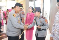 Kapolres Karimun AKBP Yunita Stevani mendapatkan selamat dari Kapolda Kepri, Irjen Pol Asep. FOTO: Humas Polres Karimun
