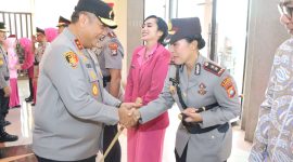 Kapolres Karimun AKBP Yunita Stevani mendapatkan selamat dari Kapolda Kepri, Irjen Pol Asep. FOTO: Humas Polres Karimun