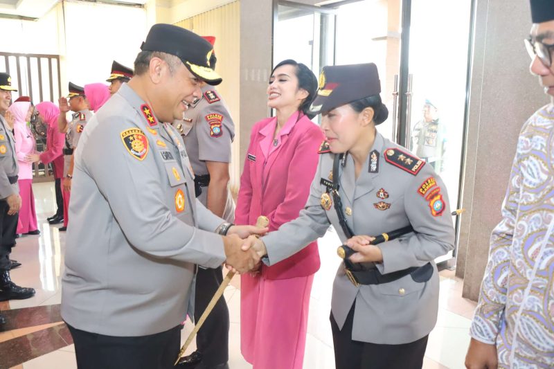 Kapolres Karimun AKBP Yunita Stevani mendapatkan selamat dari Kapolda Kepri, Irjen Pol Asep. FOTO: Humas Polres Karimun