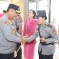 Kapolres Karimun AKBP Yunita Stevani mendapatkan selamat dari Kapolda Kepri, Irjen Pol Asep. FOTO: Humas Polres Karimun