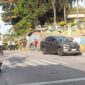 Mobil Terios Tertimpa Pohon di Depan Masjid Baitul Taqwa Karimun. FOTO: ISTIMEWA/KEPRIHEADLINE.ID