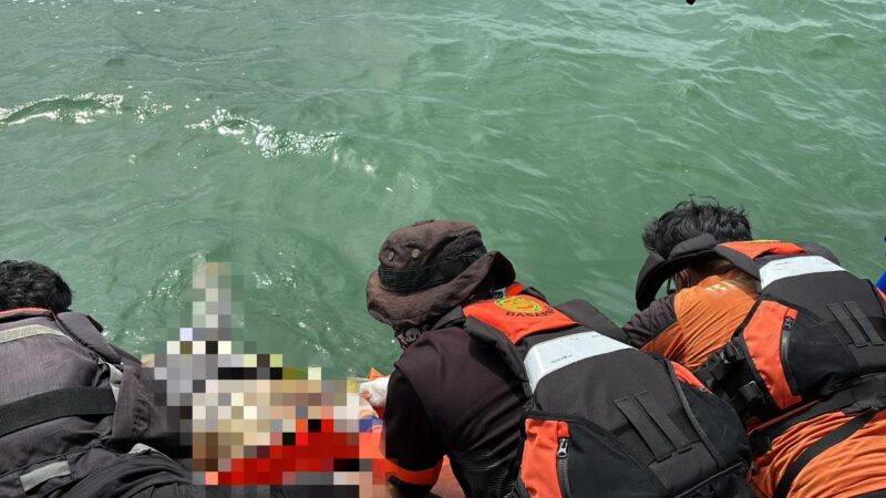 Satpolairud Polres Karimun Pastikan Identitas Mayat Pria yang Ditemukan di Perairan Meranti. FOTO: Istimewa