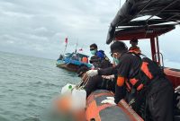 Satpolairud Polres Karimun Pastikan Identitas Mayat Pria yang Ditemukan di Perairan Meranti. FOTO: Istimewa/kepriheadline.id
