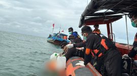Satpolairud Polres Karimun Pastikan Identitas Mayat Pria yang Ditemukan di Perairan Meranti. FOTO: Istimewa/kepriheadline.id