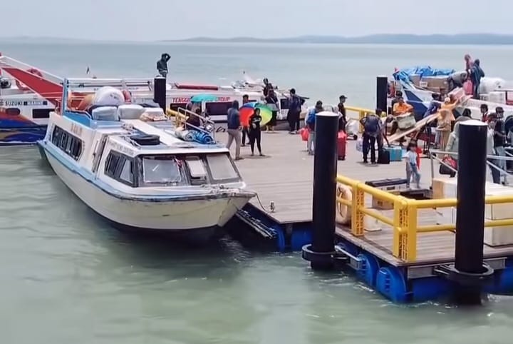 Potret aktivitas di dermaga kedatangan Sri Tanjung Gelam Karimun. FOTO: ISTIMEWA/KEPRIHEADLINE.ID