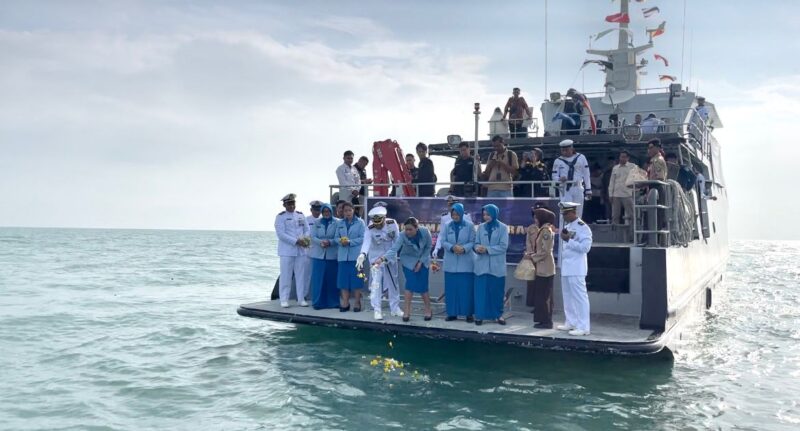 Peringati Hari Dharma Samudera, Lanal Tanjung Balai Karimun Gelar Ziarah dan Tabur Bunga . FOTO: ISTIMEWA/LANAL TBK