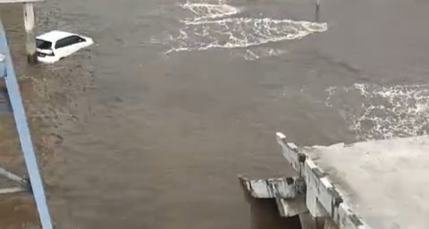 Dermaga Pelabuhan KITB Siak Ambruk, Satu Mobil Terjatuh ke Laut. FOTO: ISTIMEWA
