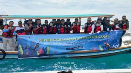 PT TIMAH Tenggelamkan 36 Atraktor Cumi di Belitung Timur, Bantu Nelayan Hemat BBM