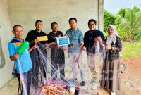 PT Timah Serahkan Bantuan Jaring Udang untuk Nelayan Kundur Barat, Dukung Produktivitas Saat Musim Panen. FOTO: BIDANG CORCOM PT TIMAH TBK