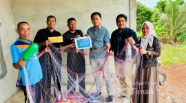 PT Timah Serahkan Bantuan Jaring Udang untuk Nelayan Kundur Barat, Dukung Produktivitas Saat Musim Panen. FOTO: BIDANG CORCOM PT TIMAH TBK