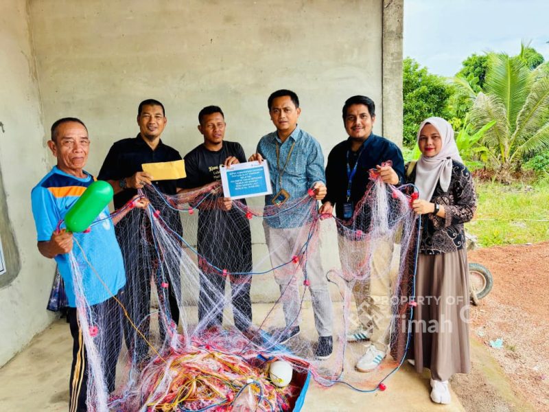 PT Timah Serahkan Bantuan Jaring Udang untuk Nelayan Kundur Barat, Dukung Produktivitas Saat Musim Panen. FOTO: BIDANG CORCOM PT TIMAH TBK