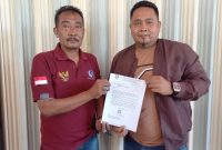 Pemilik usaha pasir dengan Izin Pertambangan Rakyat (IPR), Edy Anwar, menunjukkan IPR kepada Awal Media. FOTO: ISTIMEWA/KEPRIHEADLINE.ID
