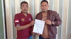 Pemilik usaha pasir dengan Izin Pertambangan Rakyat (IPR), Edy Anwar, menunjukkan IPR kepada Awal Media. FOTO: ISTIMEWA/KEPRIHEADLINE.ID