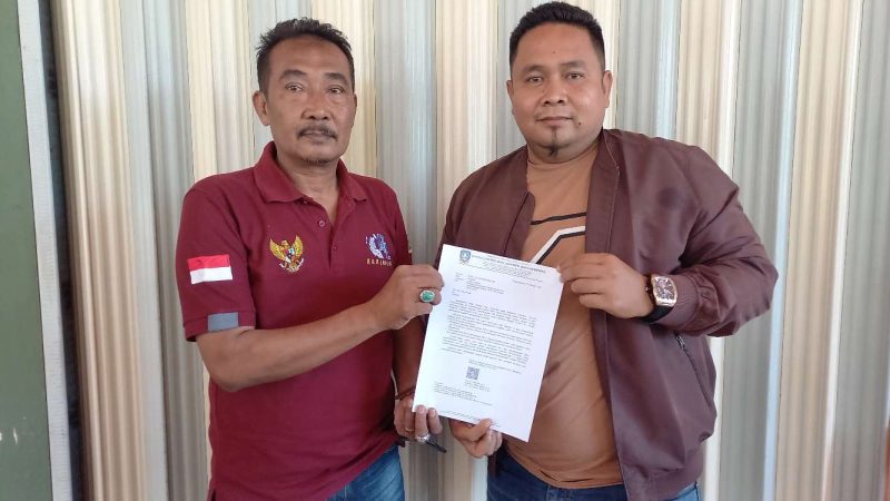 Pemilik usaha pasir dengan Izin Pertambangan Rakyat (IPR), Edy Anwar, menunjukkan IPR kepada Awal Media. FOTO: ISTIMEWA/KEPRIHEADLINE.ID