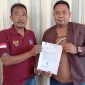 Pemilik usaha pasir dengan Izin Pertambangan Rakyat (IPR), Edy Anwar, menunjukkan IPR kepada Awal Media. FOTO: ISTIMEWA/KEPRIHEADLINE.ID