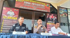 Sengketa batas lahan 10 sentimeter di Karimun berujung pemukulan. Polisi menetapkan satu tersangka dan membantah keterlibatan anggotanya.