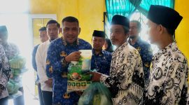 PGRI Karimun Salurkan 220 Paket Sembako untuk Guru Non-ASN Jelang Ramadhan