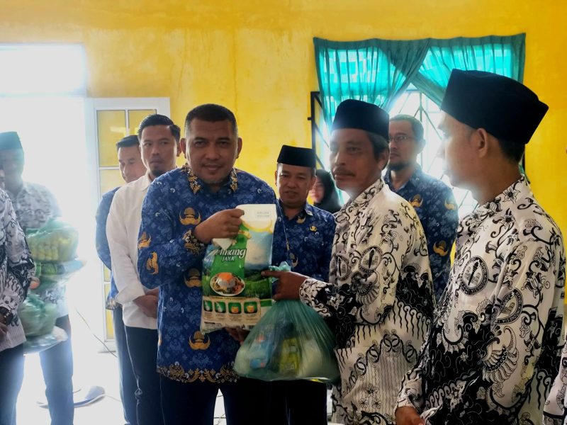 PGRI Karimun Salurkan 220 Paket Sembako untuk Guru Non-ASN Jelang Ramadhan