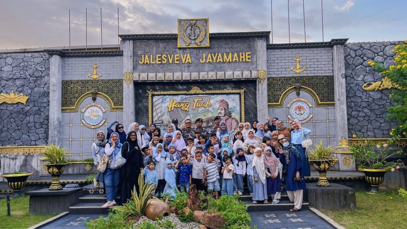 Foto bersama anggota komunitas buka buku dan TNI AL.