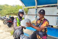 Operasi Keselamatan Seligi 2026, Satlantas Polres Karimun Bagikan Helm SNI kepada Pengemudi Ojek