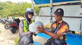 Operasi Keselamatan Seligi 2026, Satlantas Polres Karimun Bagikan Helm SNI kepada Pengemudi Ojek