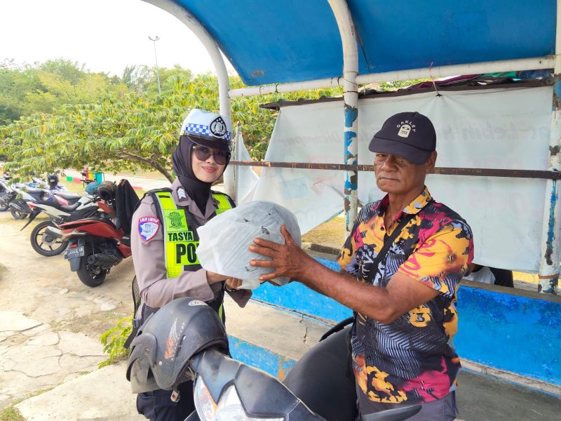 Operasi Keselamatan Seligi 2026, Satlantas Polres Karimun Bagikan Helm SNI kepada Pengemudi Ojek