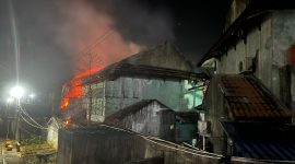 Api membakar dua rumah kosong di Vila Bukit Balai Permai Karimun. FOTO: DOKUMEN POLISI/KEPRIHEADLINE.ID