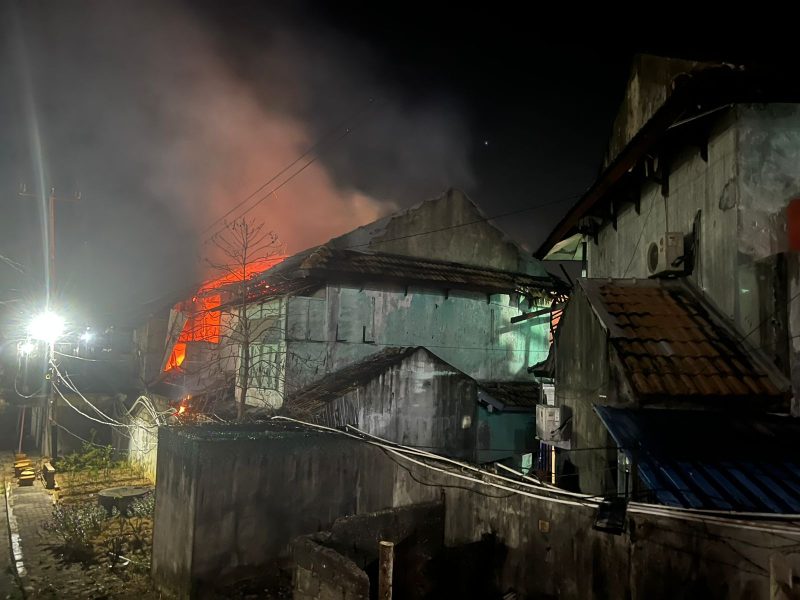 Api membakar dua rumah kosong di Vila Bukit Balai Permai Karimun. FOTO: DOKUMEN POLISI/KEPRIHEADLINE.ID