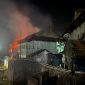Api membakar dua rumah kosong di Vila Bukit Balai Permai Karimun. FOTO: DOKUMEN POLISI/KEPRIHEADLINE.ID