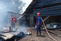 Gudang Penyimpanan Material Bangunan di Karimun Hangus Terbakar