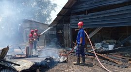 Gudang Penyimpanan Material Bangunan di Karimun Hangus Terbakar