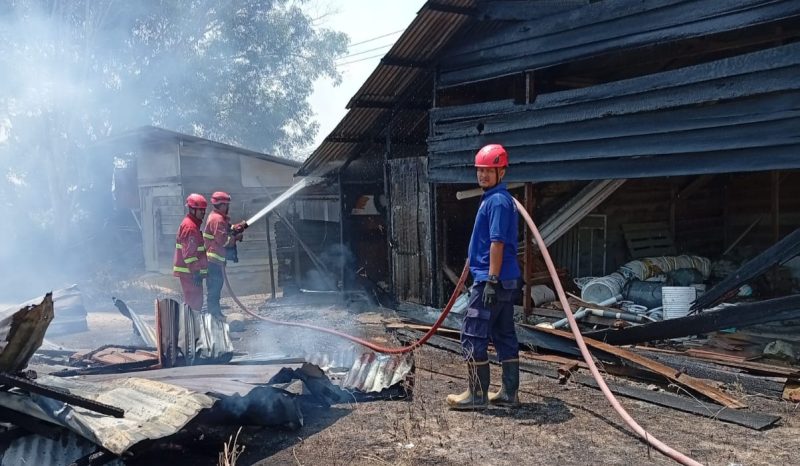 Gudang Penyimpanan Material Bangunan di Karimun Hangus Terbakar