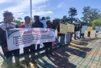 Pembatalan M Zen Jadi Direktur Perumda Diprotes, Massa Geruduk Kantor Bupati Karimun. 