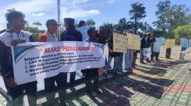 Pembatalan M Zen Jadi Direktur Perumda Diprotes, Massa Geruduk Kantor Bupati Karimun. 