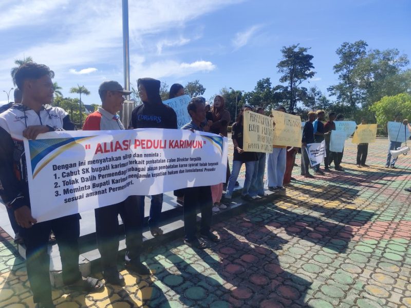 Pembatalan M Zen Jadi Direktur Perumda Diprotes, Massa Geruduk Kantor Bupati Karimun. 