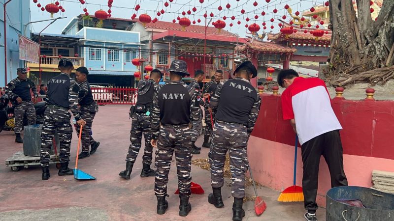 Sambut Imlek 2577 Kongzili, Lanal Tanjung Balai Karimun dan INTI Bersihkan Vihara Cetya Vidya Sagara