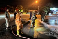 Respons Cepat Aduan Masyarakat, Jalan Berpasir di Simpang RSUD Dibersihkan